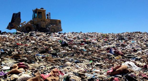Gare deserte, c'è la svolta: i rifiuti già trattati restano in Campania