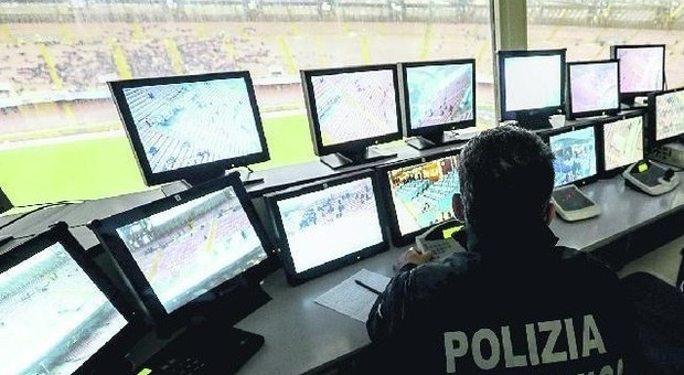 Armi, rapine e furbetti allo stadio: a Napoli Daspo per 10 persone