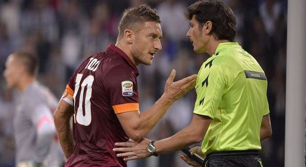 Totti sbotta contro l'arbitro e la Juventus: "Vincono così da anni, lo pensa tutta Italia"