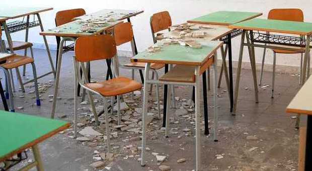 Pescara, crollo dell'intonaco in aula lezioni sospese fino a domenica via alle verifiche all'istituto De Cecco