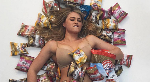 Iskra Lawrence, la battaglia della modella curvy su Instagram: «Ragazze, i social non sono la vita reale»