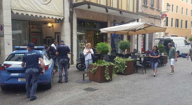 Padova, seduto al bar in pieno centro accoltellato da due stranieri: gravissimo