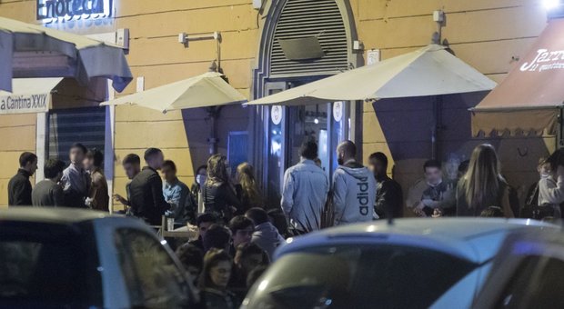 Roma, a Ponte Milvio l'ape-Covid senza mascherine: ristoratori "sceriffi" per far rispettare le regole
