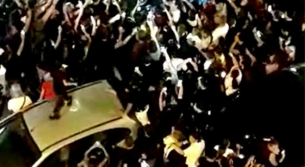 Concerto abusivo del neomelodico a Napoli, intervengono polizia e carabinieri: respinti dalla folla di spettatori
