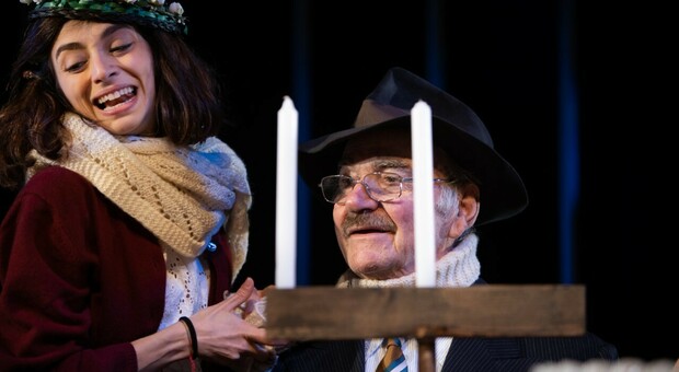 Antonio Salines e Raffaella Alterio in una scena de "Il diario di Anna Frank"