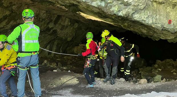 Donna cade nella grotta Azzurra e si ferisce: i soccorsi