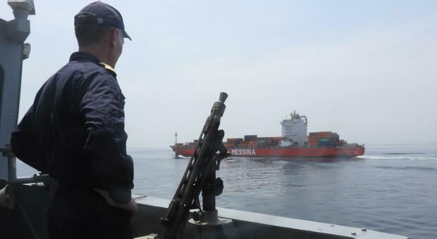 Houthi, attacco a un portacontainer Msc: fuoco a bordo