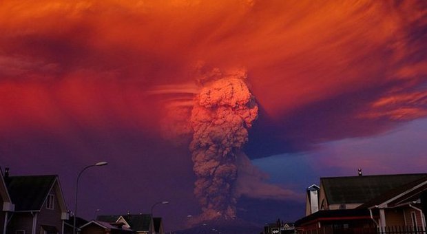Vulcano Calbuco erutta in Cile dopo 43 anni: evacuate quattromila persone