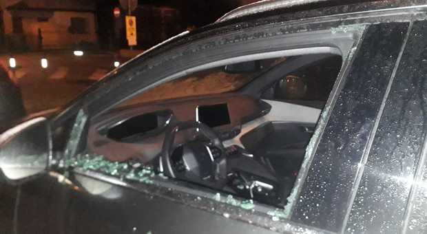 Raid contro le auto in sosta: 17 spaccate in una sola notte