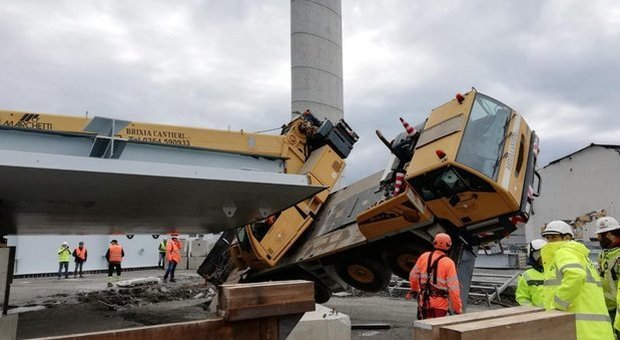Ponte Genova, gru si inclina nel cantiere: colpiti tre operai