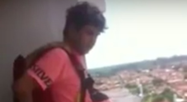 Brasile, compra un paracadute on line e si lancia dal balcone di casa sotto gli occhi della figlia in lacrime