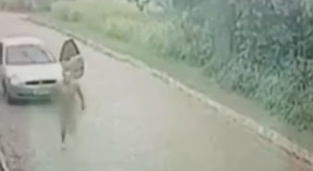 Un uomo nudo rincorre una donna in una strada deserta, le immagini choc finiscono in rete