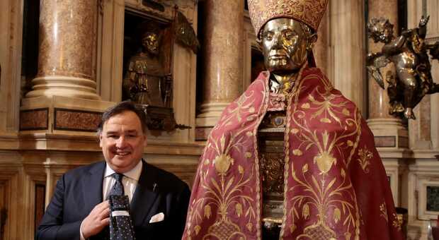 «L'ampolla, la mitra e lo storico busto così è nata la cravatta per San Gennaro»