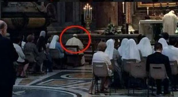 Il Papa va a Messa a San Pietro mescolato tra i fedeli