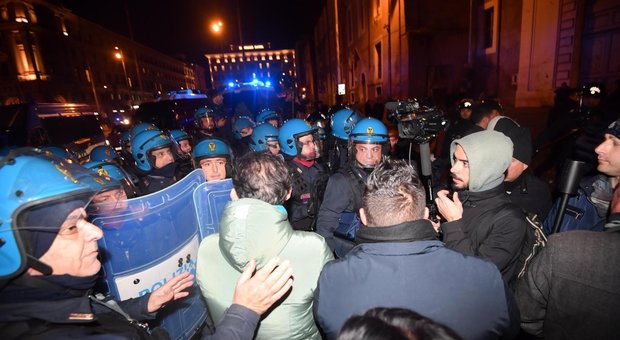 Ncc, tensione al sit-in a Roma: manifestanti accerchiano un tassista, cori e sputi