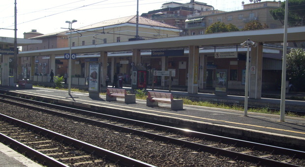 Roma choc, uomo si suicida alla stazione sdraiandosi sui binari al passaggio del treno