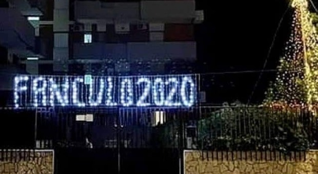 “Fanculo 2020”, in Puglia spuntano le prime luminarie di Natale per dire addio all'anno del covid