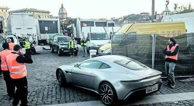 James Bond a San Pietro, tutti pazzi per le supercar del film