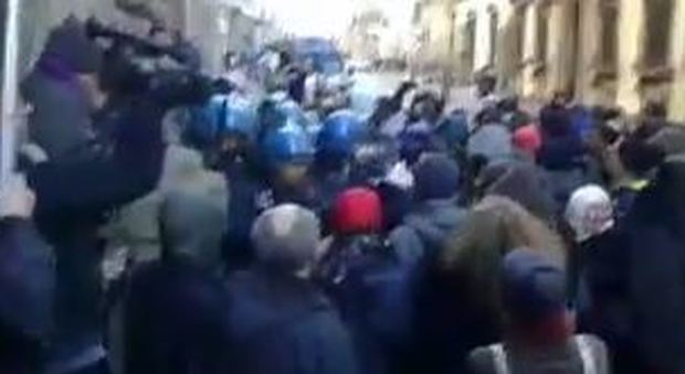 Firenze, migranti tentano di entrare in prefettura: cariche della polizia