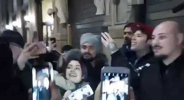 Fedez e J-Ax, rissa sfiorata al Duomo con dei contestatori tra il pubblico