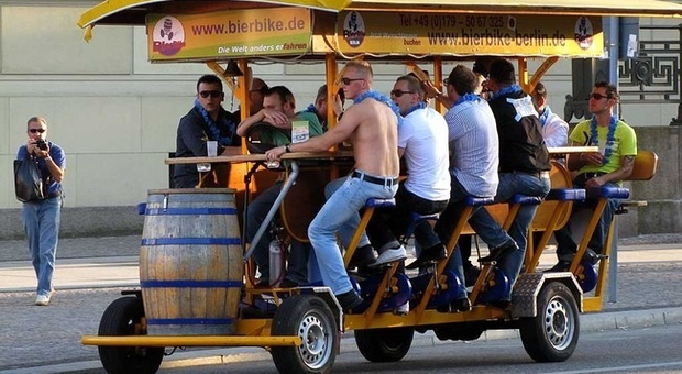 Con il Beerbike in giro ad Amsterdam spingendo sui pedali e bevendo birra