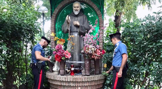 Droga dietro la statua di San Pio: arrestato spacciatore 18enne nel Napoletano