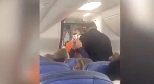 Bloccata nel bagno durante il volo: aereo costretto a un atterraggio d'emergenza Video