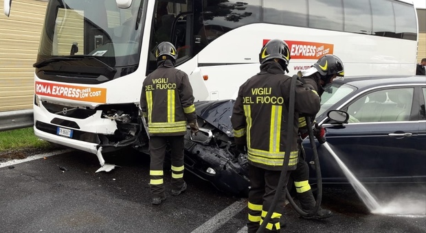 Civitanova, auto contro un bus sulla rampa: coniugi all'ospedale, svincolo chiuso e lunghe code sull'autostrada