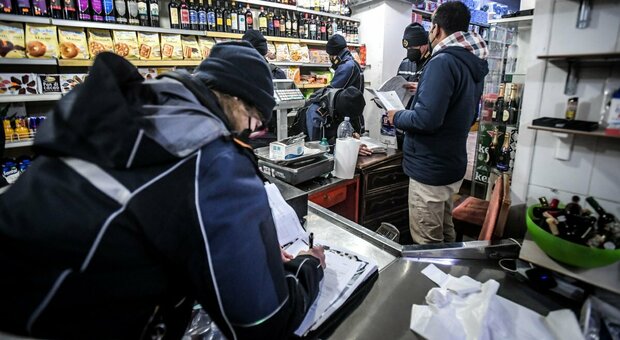 Roma, minimarket in Centro chiusi alle 22: 250 controlli e 11 negozi sanzionati. E scoppia maxi rissa a Centocelle