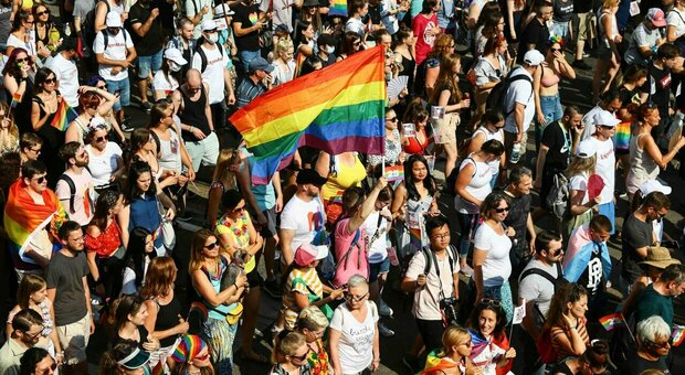 Spagna, via libera alla «legge trans» e all'aborto per gli over 16: ecco cosa prevede