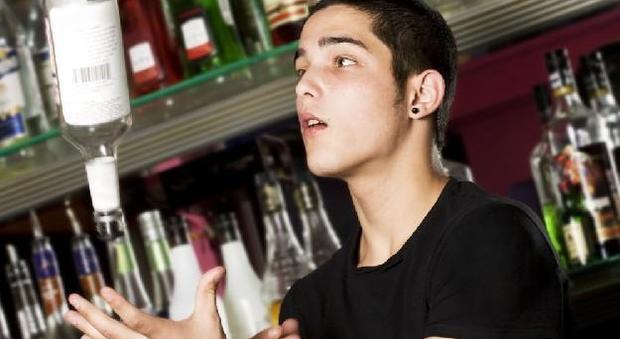 Un giovane barman in azione