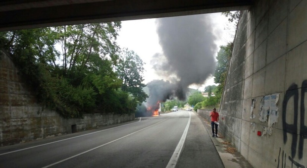 Ascoli, a fuoco camion di scarpe Chiusa al traffico la strada Salaria