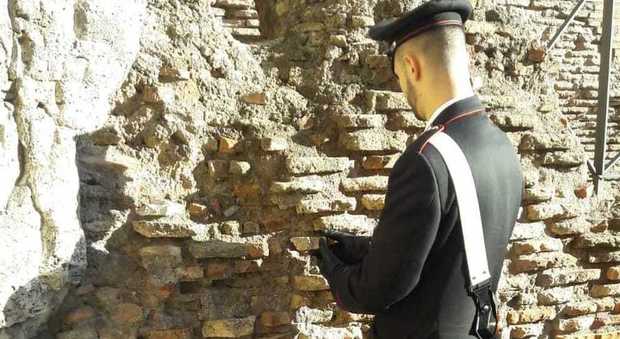 Roma, turista stacca un laterizio del Colosseo: «Volevo un souvenir»