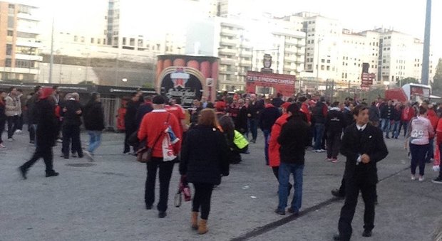 Benfica-Napoli, scontri tra tifosi all'esterno dello stadio Da Luz
