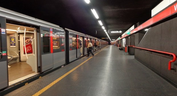 La stazione della metro San Babila dove è avvenuto il tentativo di suicidio a Milano