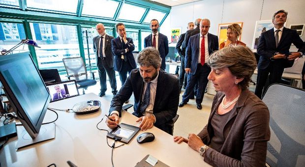 Il presidente della Camera, Roberto Fico, usa il sistema informatico che garantisce Atti senza uso di carta
