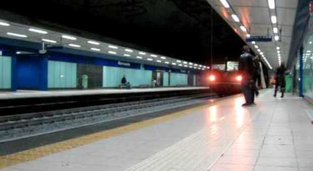 Metropolitana di Napoli, linea 2 in tilt per un passeggero infortunato: treni sospesi per un'ora, disagi e ritardi