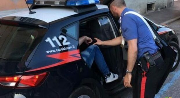 Napoli, vanno a rubare al supermercato: carabinieri arrestano 2 uomini e una donna