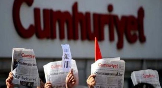 Proteste davanti al Cumhuriyet gazetesi