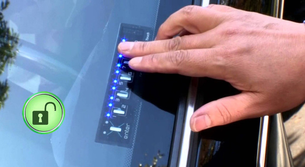 Un sistema di riconoscimento delle impronte digitali per sbloccare le portiere dell`auto