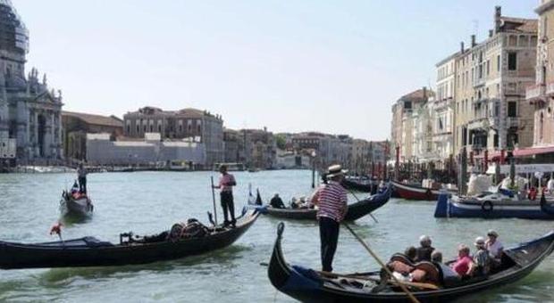 Gondole in canale a Venezia
