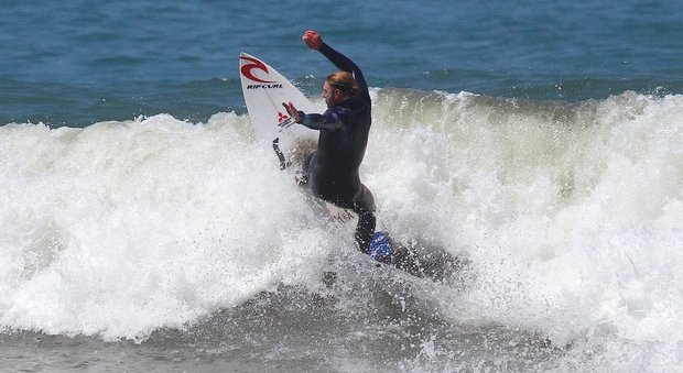 "La terapia del mare", il surf per disabili sabato a Santa Severa con il surfista Alessandro Marcianò