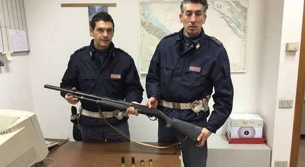 Il fucile e le cartucce sequestre dai poliziotti