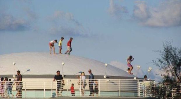 Senigallia, i bambini fanno lo scivolo sul tetto della Rotonda. I genitori? Sorridono