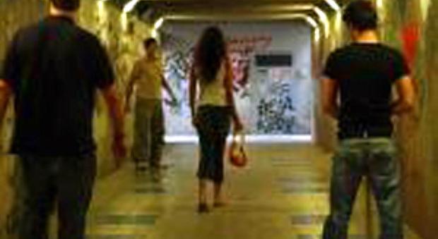 Perugia, palpeggia ventenne al bar: denunciato