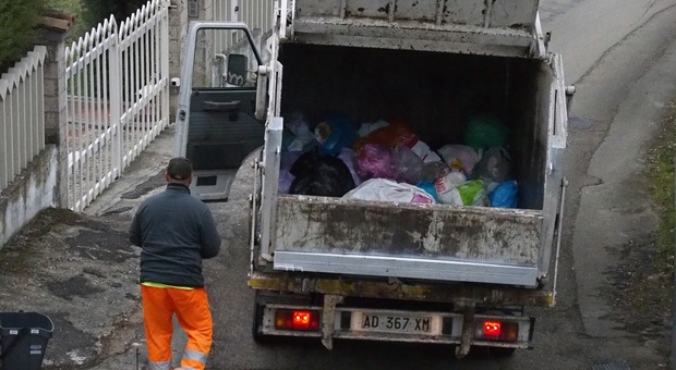 Rieti, è caos rifiuti a Poggio Nativo: la raccolta avanti a singhiozzo e gli operai danno le dimissioni