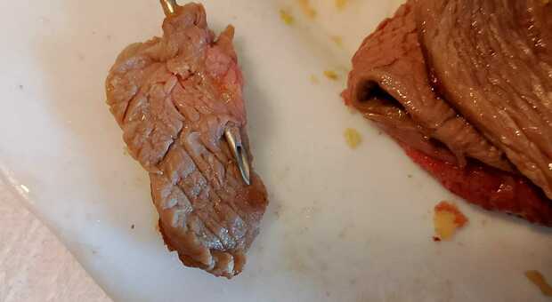 L'ago da veterinario nella bistecca