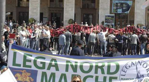 Pesaro, lancio di uova e pomodori contro Salvini