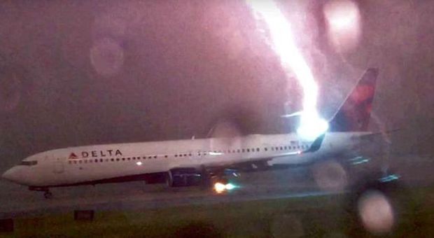 Usa, aereo colpito da un fulmine in pista: la saetta filmata da un passeggero