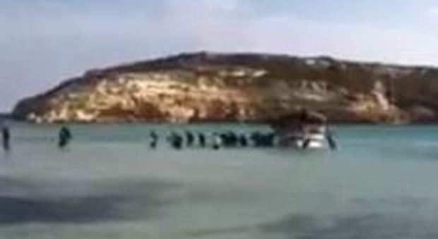 Lampedusa, lo sbarco dalla nave fantasma: immigrati tra i bagnanti